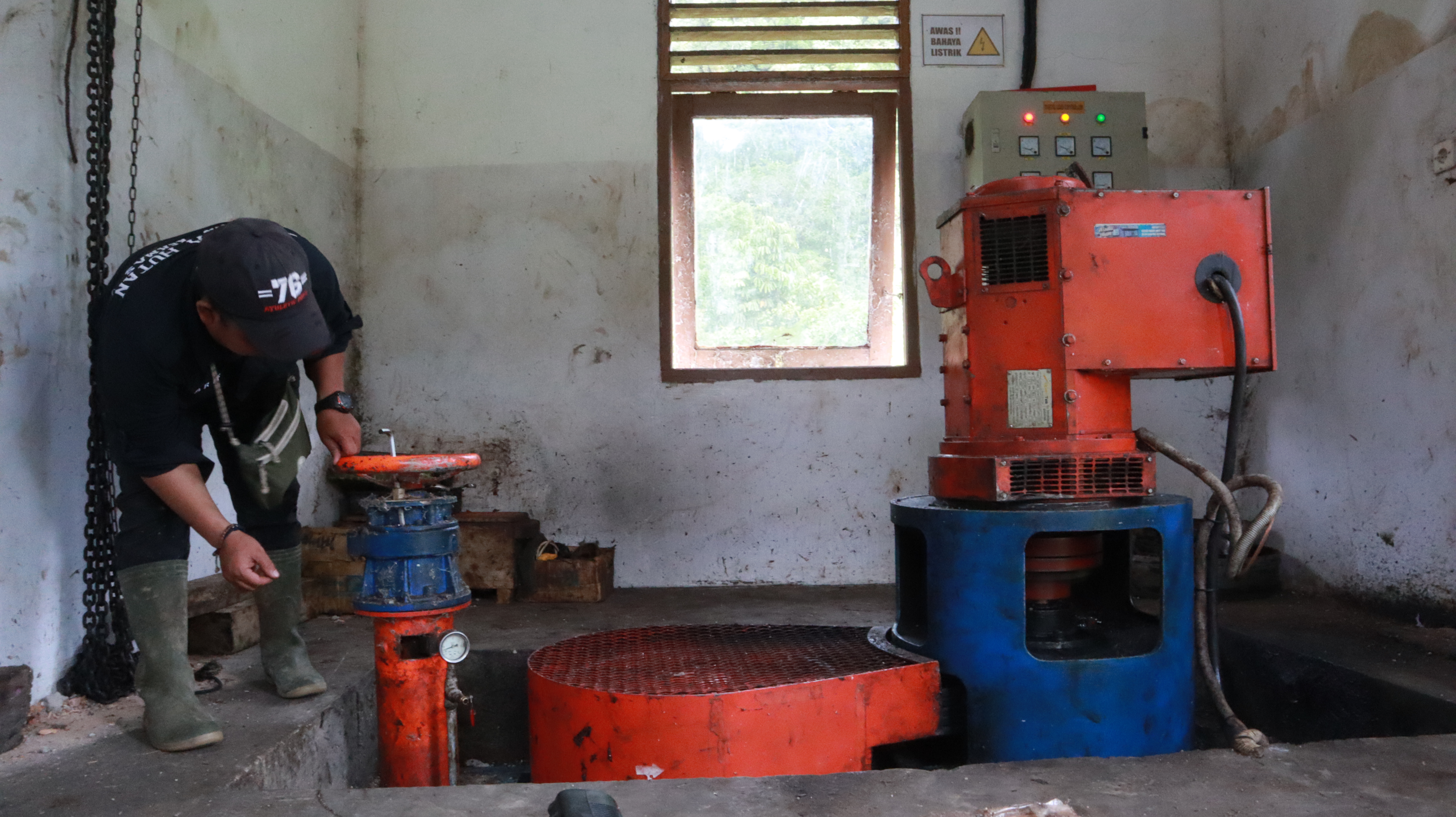 Pembangkit listrik tenaga mikro hidro (PLTMH) di Desa Rantau Kermas sanggup menerangi 140 rumah, juga masjid dan sekolah. (Foto: M Sobar Alfahri)